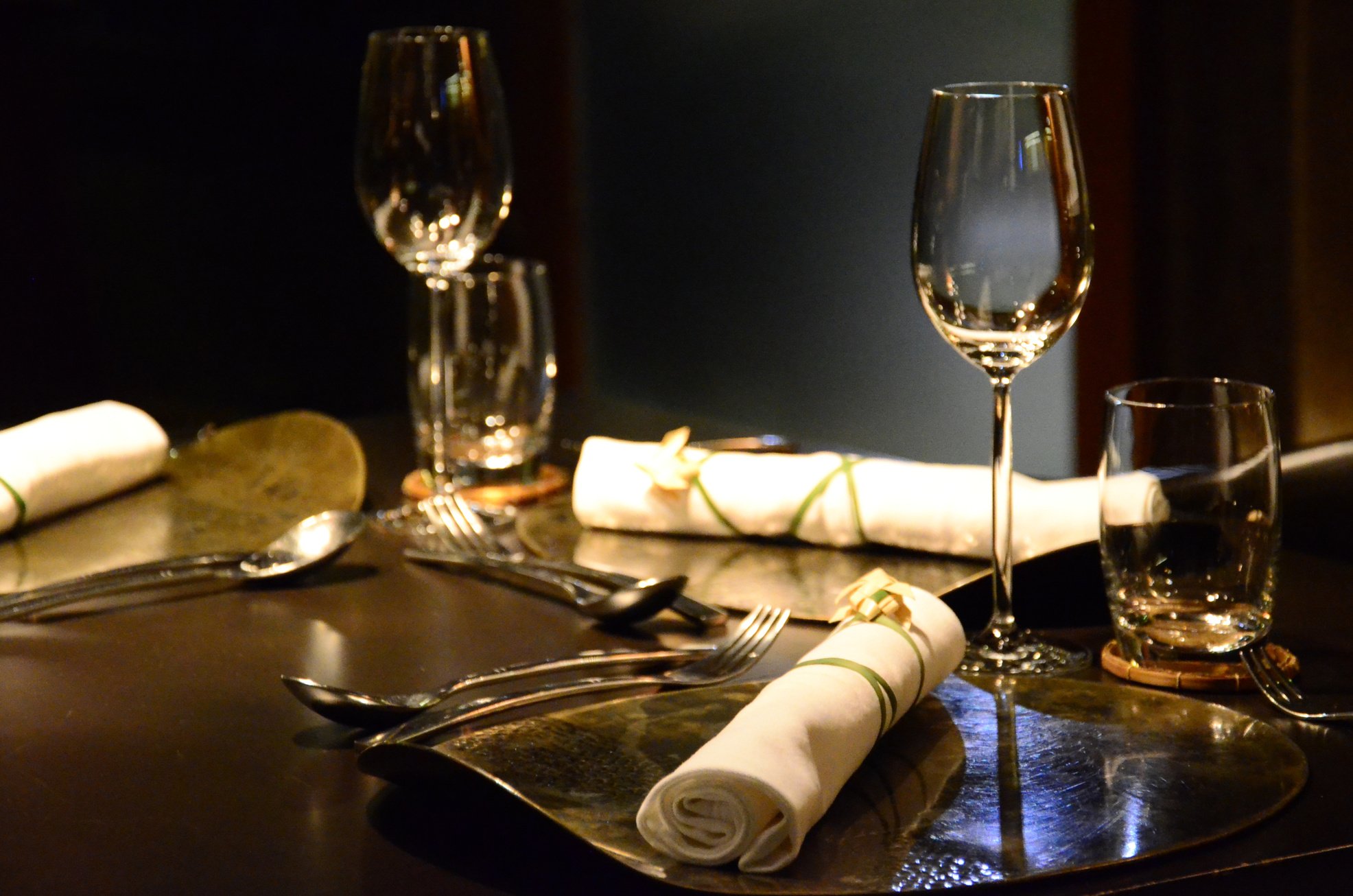 A beautiful table setting of a fine dining restaurant.